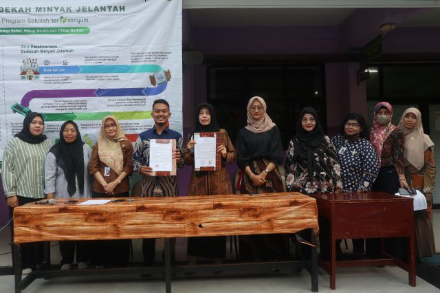 PROGRAM SEKOLAH TERSENYUM MENUJU ADIWIYATA TINGKAT NASIONAL SMAN 38 JAKARTA KOLABORASI DENGAN RUMAH SOSIAL KUTUB