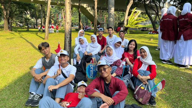 PESERTA DIDIK SMAN 38 JAKARTA BERPARTISIPASI DALAM KIRAB BENDERA PUSAKA MERAH PUTIH MENUJU IBU KOTA NUSANTARA