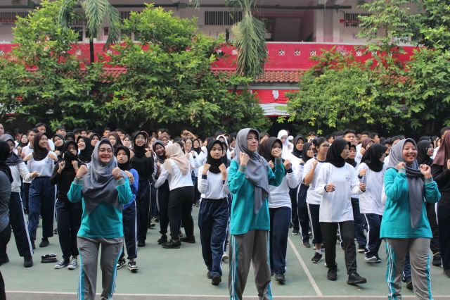 KEGIATAN SENAM RUTIN DI SMAN 38 JAKARTA: SEMANGAT KESEHATAN DI SMAN 38 JAKARTA