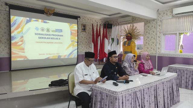 RAPAT SOSIALISASI PROGRAM SEKOLAH DENGAN ORANG TUA KELAS X DI SMAN 38 JAKARTA