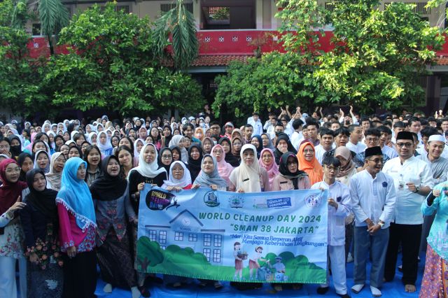 MENGGUGAH KESADARAN LINGKUNGAN: AKSI BERSIH SMAN 38 JAKARTA UNTUK WORLD CLEANUP DAY 2024
