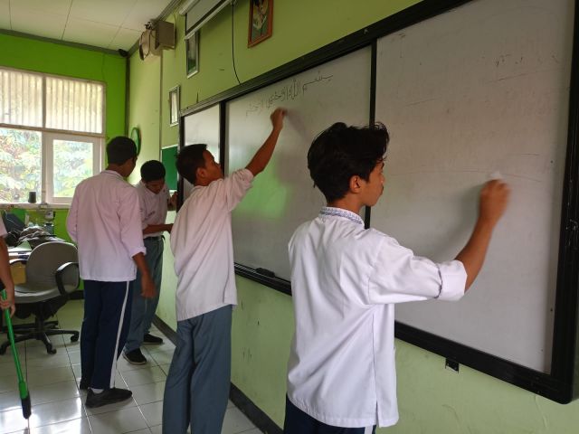 KERJA BAKTI MEMBERSIHKAN KELAS SELURUH SISWA KELAS X, XI, DAN XII