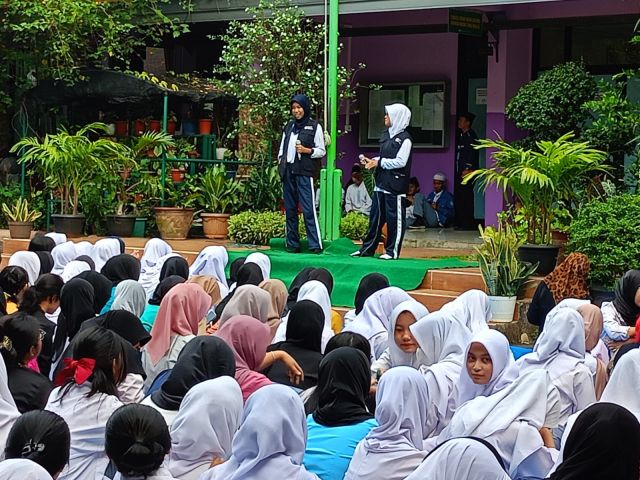 MAKAN SEHAT BERSAMA SISWA-SISWI SMA NEGERI 38 JAKARTA