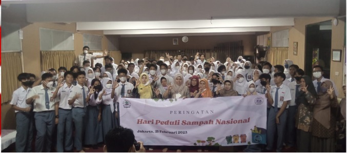 PEMBUATAN TIKAR DARI BUNGKUS KOPI MENUJU ADIWIYATA TINGKAT NASIONAL